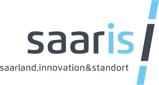 Logo für saaris mit saar in dunkelgrau und ist in hellblau. Darunter steht saarland.innovation&standort in Grau. Zwei vertikale blaue Streifen befinden sich auf der rechten Seite.