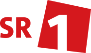 Rote Buchstaben SR neben einer großen, schrägen roten Zahl 1 auf hellgrauem Hintergrund. Das Design ist einfach und fett, mit der Zahl 1 innerhalb eines geneigten roten Quadrats.