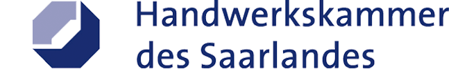 Logo der Handwerkskammer des Saarlandes mit einem blauen geometrischen Emblem auf der linken Seite und dem Namen der Organisation in blauer deutscher Schrift auf der rechten Seite.